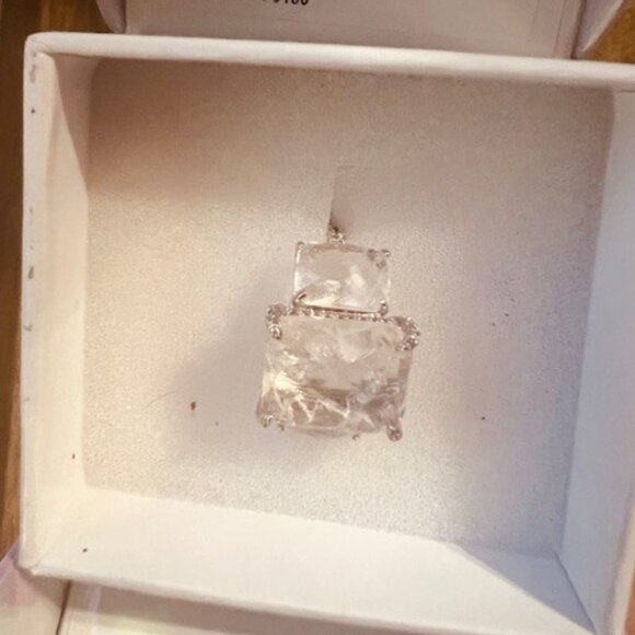 COLOR CHANGING STONES SET ON RHODIUM PLATING - Picture 1 of 2